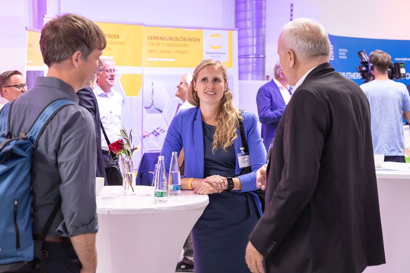 16. Anwenderkongress Steckverbinder: Der Tag 2 auf dem Steckverbinderkongress 2022 hatte den Themenschwerpunkt auf Oberflächen und Werkstoffen. Das umfasste die Konfektion Schwerer Steckverbinder für den Schaltschrankbau ebenso wie Hochstromkontakte für die E-Mobilität und funktionalisierte Oberflächen im Einsatz auf der ISS im Weltraum. (Bild: Elektronikpraxis)