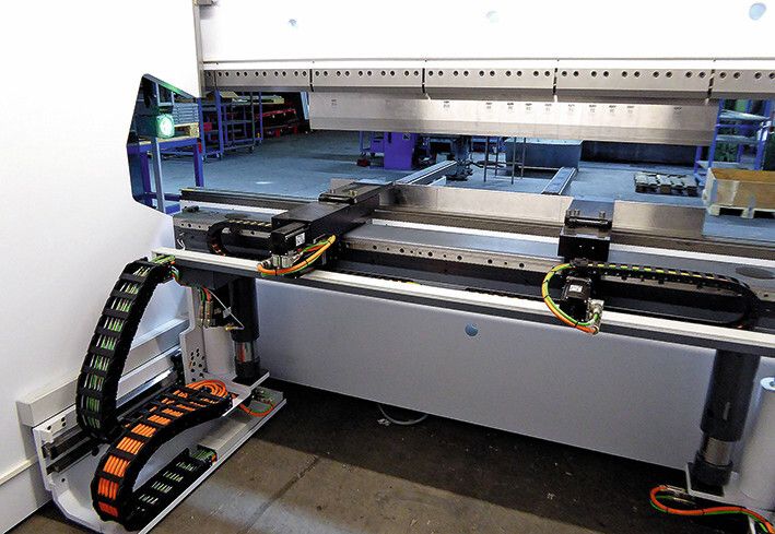 Der Blick von hinten in die MultiPress 170. Der Raum ist durch ein Rolltor von der Umgebung getrennt. (Bild: Kuhn)