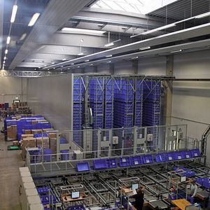 Bild 1: Im dreigassigen AKL von Niehoff sind sämtliche Maschinenteile bevorratet, die kleiner als eine Palette sind und bis zu 30 kg wiegen.