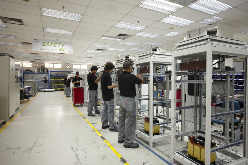 Bild 6: Fertigung von Stromversorgungslösungen im Werk der AEG PS. (Bild: AEG Power Solutions)