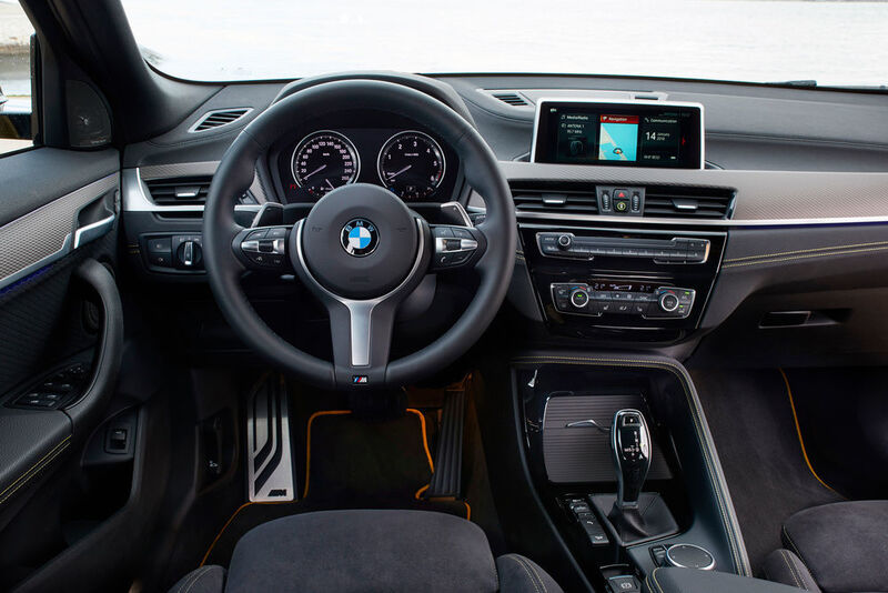 Der Innenraum wird zu großen Teilen vom Plattformspender X1 übernommen. Armaturenbrett und Lenkrad sind in Form und Funktionalität nahezu identisch. Trotz der Ähnlichkeit zum X1 kommen im X2 neue Materialien zum Einsatz. (BMW)