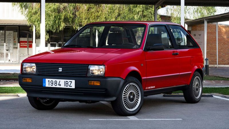 Nach dem Ende der Kooperation mit Fiat war der im Juli 1984 vorgestellte Ibiza die erste Eigenentwicklung von Seat auf der Plattform des Ronda (Fiat Ritmo). Die Karosserie stammt von Giorgetto Giugiaro, der auch den VW Golf, den Fiat Uno und viele andere Fahrzeuge entworfen hat. Die Motoren wurden, mit Ausnahme der von Fiat stammenden 0,9-l-Ottomotoren und 1,7-l-Dieselmotoren, von Porsche entwickelt. (Bild: Seat)