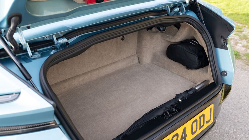 Plüschig und klein: Der Kofferraum des DB12 Volante bietet bei offenem Verdeck noch ausreichend Platz für ein Golfbag. (Bild: Marcus Werner)