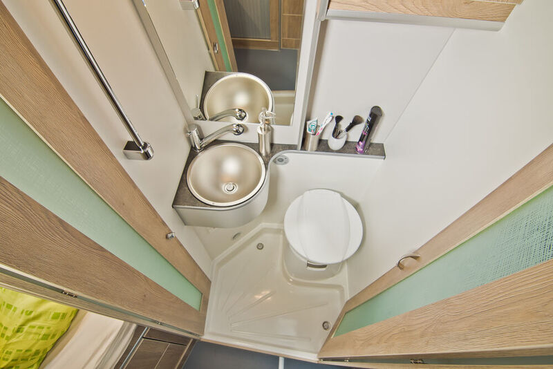 Die Flügeltüren-Lösung für den gegenüberliegenden Waschraum ist eine platzsparende Lösung für einen leichten Zugang zu Dusche und Toilette. (La Strada)