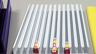 SLS kann auf eine große Auswahl verschiedener Werkstoffe zugreifen. Neben ABS, PVC, POM oder PP kommt vor allem Polyethylen zum Einsatz, da gerade dieser Kunststoff über sehr gute Gleiteigenschaften verfügt. (Bild: SLS)