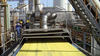 Stolze zwei Meter in der Breite misst ein typischen Kühlband für Schwefel. (Berndorf)