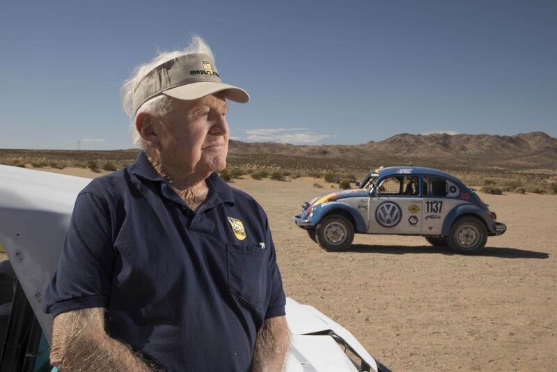 ... aus diesen Wettfahrten entstand 1967 eine Veranstaltung über die komplette Länge der niederkalifornischen Halbinsel auf mexikanischem Gebiet. Einer der Erfinder ist Bruce Meyers, 91. (Volkswagen)