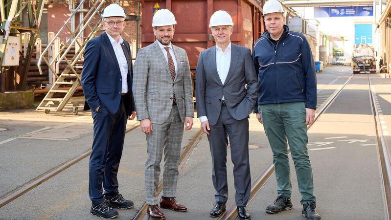 (v.l.n.r.): Thomas Michels (COO, Benteler Steel/Tube), Tobias Braun (CFO, Benteler Gruppe), Ralf Göttel (CEO, Benteler Gruppe), Daniel Thewes (Werksleiter Werke Schloß Neuhaus und Paderborn, Benteler Steel/Tube)(Bild:  BENTELER)