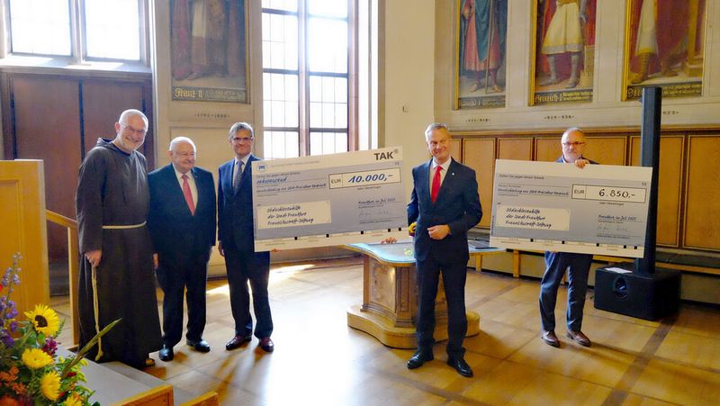 Die „Stiftung Franziskustreff“ sorgt für ein ordentliches Frühstück für arme Menschen – und bekam eine ordentliche Spendensumme überreicht. (Bild: Zietz – VCG)