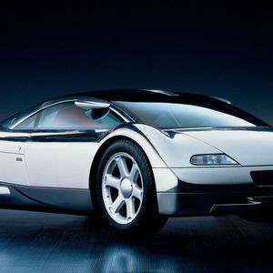 Der Avus Quattro wurde 1991 auf der Tokyo Motor Show vorgestellt. Das Fahrzeug hat eine Karosserie aus Aluminium auf einem Rohrgerippe und einen Mittelmotor. Als Antrieb war ein 12-Zylinder-W-Motor (drei Vierzylinder-Zylinderbänke im Winkel von 60° zueinander) mit 5 Ventilen pro Zylinder und einem Hubraum von 6,0 Litern vorgesehen, der 374 kW (509 PS) leisten sollte; damit hätte der Wagen nach Firmenangaben eine Höchstgeschwindigkeit von 340 km/h erreicht und in drei Sekunden von 0 auf 100 km/h beschleunigt.(Bild:  Audi)