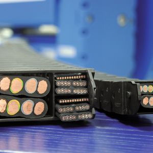 Bild 1: Maximaler Füllgrad: Die einzelnen Kammern der Energiekette sind genau an die verwendeten Leitungen angepasst.