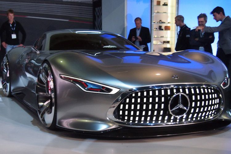 In der neuen Version des Konsolenspiels „Gran Turismo 6“ rast ein bislang unbekannter Mercedes-AMG-Supersportler über die animierten Rennstrecken. In Los Angeles steht der PR-Gag mit Andeutungen des kommenden SLS real auf dem Mercedes-Stand. (Foto: press-inform)