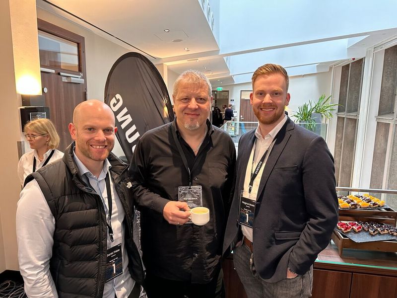 6 Ohren lernen beim Kick-Off mehr, wie nur 2 Ohren - das Synaxon Team (v. l.) Daniel Thiele, Harald Beck und Magnus Beele. (Bild: Vogel IT-Medien GmbH)