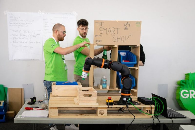 Igus erarbeitete zum Thema Smart Warehousing in fünf Teams unterschiedliche Prototypen mit Cobot-Integration, um effizient Waren aus einem Lagerregal zu nehmen und für den Versand zu verpacken. (Bild: ITQ)