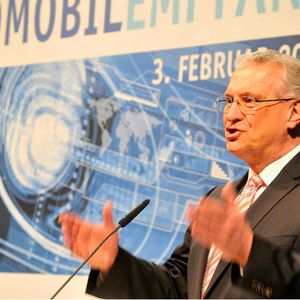 Innenminister Joachim Herrmann: „Dass Bayern das Bundesland mit der niedrigsten Arbeitslosigkeit und ein Land mit starkem Wachstum ist, das verdanken wir unserem starken Mittelstand  und damit auch dem Kfz-Gewerbe.“ (Foto:  Zietz)