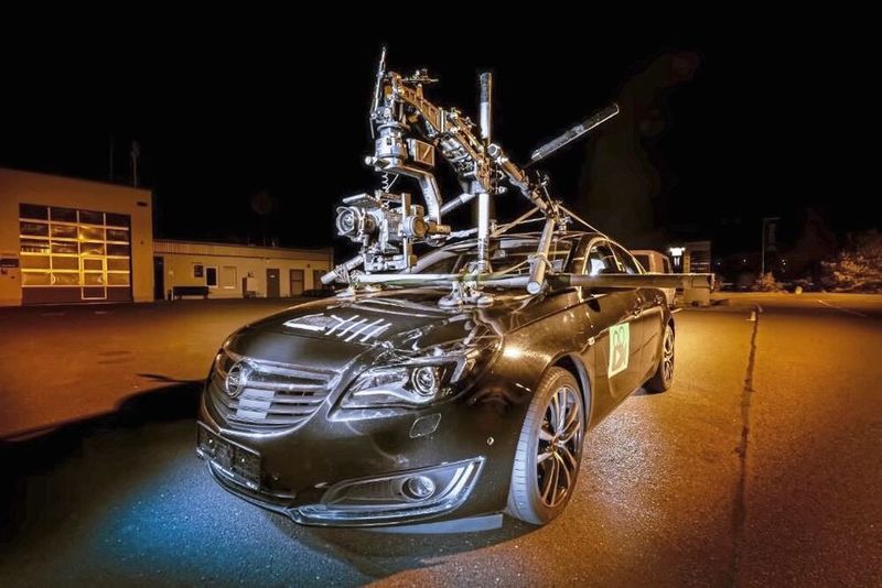 With impressive effort, for example, the traffic accident research at TU Dresden investigates the dangers of glare. Therefore, it calls for stricter adjustment tolerances in headlight alignment. (Image:Dominsky – VCG)