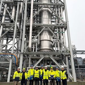 Toshikazu Yamazaki (CCO Solar Park Kassø ApS), Henrik Clarson (European Energy), Dr. Mario Kuschel (CAC Engineering), Dr. Peter Seifert (TU Bergakademie Freiberg), Stefan Lorenz (CAC Engineering), Prof. Dr. Martin Gräbner (TU Bergakademie Freiberg), Rene Alcaraz Frederiksen (CEO Kassø E-Methanol & Solar Park), Thomas Hornbogen (CAC Engineering), Shingo Takahashi (Mitsui & Co. Deutschland) vor der E-Methanol-Produktionsanlage in Kassø, Dänemark (Bild:  Jacob Hartwig Larsen)
