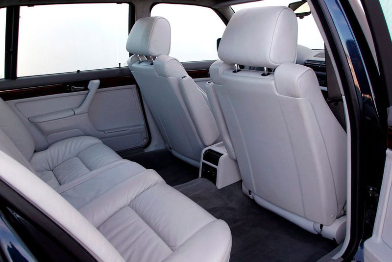 Im Fond bot der BMW 750iL seinen Passagieren eine Extraportion Beinfreiheit. (BMW)