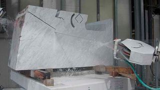 Die Breton Fuego Multiaxis ist eine Diamantseilsäge für die Bearbeitung von Stein- und Betonblöcken. Auf zehn interpolierenden Achsen bringt sie die harten Materialien präzise auf Wunschgeometrie. (Breton)