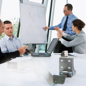 Trumpf bietet unter anderem Seminare, Workshops und Beratungen zur Teilegestaltung mit Blech. Darin entwickeln Experten von Trumpf gemeinsam mit den Kunden optimierte Konstruktionslösungen.