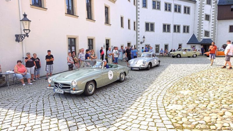 Ein Mercedes Benz 190 SL, Bj. 1960, und Porsche 356 S 90, Bj. 1960, im Innenhof von Schloss Wildeck in Zschopau. (Bild: Zietz/»kfz-betrieb«)