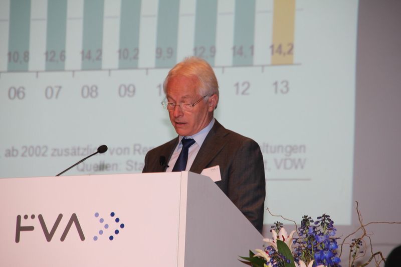 Gleich im Anschluss an die Begrüßung folgte die Einführung in die Themen Werkzeugmaschinen, Marktzahlen und Trends von Martin Kapp. (Bild: Sonnenberg)