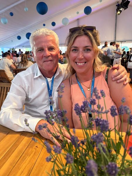 Herbert Varga (Arrow ECS) mit Franziska Magai (Vogel IT-Akademie) (Bild: Vogel IT-Medien GmbH)