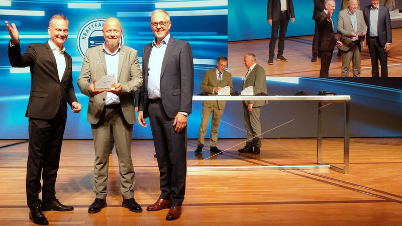 Der Obermeister der Innung Hamburg, Martik Krohn (Mitte), freut sich über den Blauen Kalligraphen in Bronze, den Präsident Arne Joswig (l.) und Dirk Nusselt überreichten.  (Bild: Zietz - VCG)