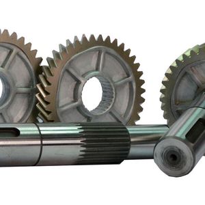 Drei Varianten gefügter Zahnräder mit Zahnradkörpern aus Aluminium. Links: Zahnradkörper mit zylindrischer Innenkontur. Mitte: Zahnradkörper mit Keilwellenverzahnung (simultan beim Fügevorgang hergestellt). Rechts: Zahnradkörper direkt auf die Prüfwelle gefügt. Und vorne: Prüfwelle für statische und dynamische Festigkeitsuntersuchungen.