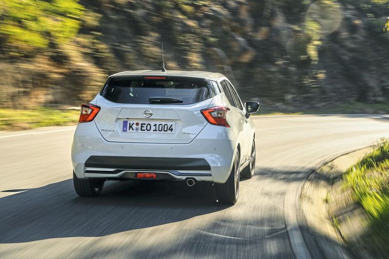 Die CVT-Automatik bietet einen sanften, unspektakulären Vortrieb und gibt nur einen leichten Schaltruck mit in den nächsten Gang. (Bild: Nissan)