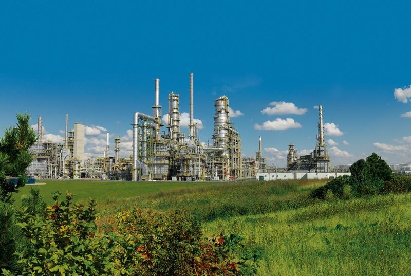 ...und verfügt über eine Rohölverarbeitungskapazität von 12 Millionen Tonnen pro Jahr. Jährlich werden rund drei Millionen Tonnen Benzin sowie fünf Millionen Tonnen Diesel und leichtes Heizöl produziert. (Bild: Total Mitteldeutschland)