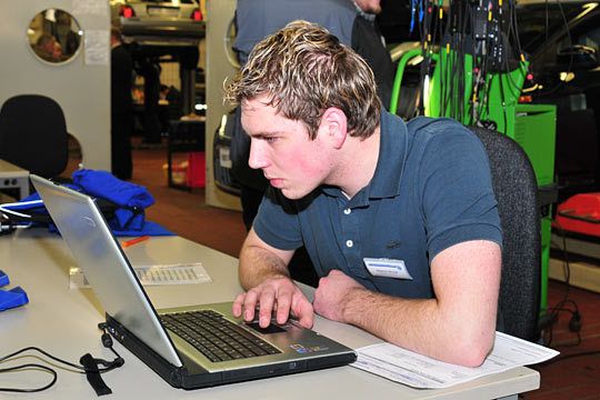 Stephan Becker aus Hessen fahndet im Laptop nach den richtigen Unterlagen, um die Ursache für den hohen Kraftstoffverbrauch und den unruhigen Leerlauf des Opel Astra zu finden. (Archiv: Vogel Business Media)