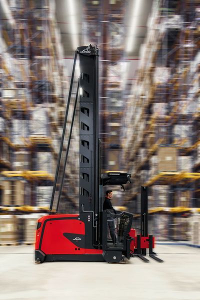 Die neuen K-Geräte von Linde Material Handling überzeugen mit Hubhöhen bis 18 Meter sowie verbesserter Ergonomie und bieten gleichzeitig ein deutliches Plus an Performance und Sicherheit.  (Michael Steigele/Linde)