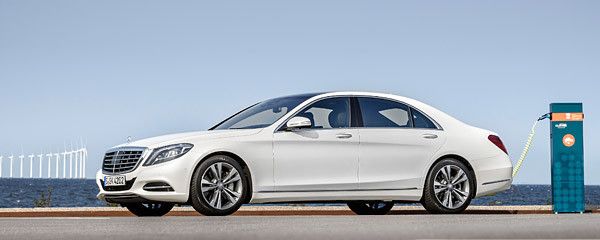 Mercedes-Benz hat sein Flaggschiff S-Klasse um eine weitere Antriebsart erweitert. Der S500 Plug-in Hybrid soll so Luxus und effiziente Fortbewegung kombinieren. Mercedes-Benz hat sein Flaggschiff S-Klasse um eine weitere Antriebsart erweitert. Der S500 Plug-in Hybrid soll so Luxus und effiziente Fortbewegung kombinieren.