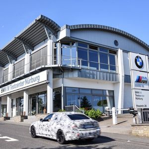 Mitten in Nürburg: Das Testcenter von BMW.(Bild:  BMW)