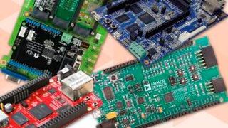Platinenvielfalt: BeagleBone (im Urzeigersinn): Black Industrial (rot) für Temperaturen von -40 C bis 85C; Sierra Wireless mangOH Green (dunkelgün), das Microchip Sama5D2B-XULT (blau)  und das Arduino-kompatible  EVAL-ADICUP360 von Analog Devices (Bild: Lennart Preiss/Farnell)