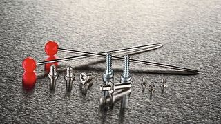 Maximale Wirkung auf kleinstem Raum versprechen die von Ejot aus der Makrowelt in die Mikrowelt übertragenen Schraubentypen. Hier eine Auswahl davon mit Stecknadel zum Größenvergleich. Es befinden sich etwa die Ejot-Delta-PT sowie selbst- und gewindefurchende Schrauben darunter. (Ejot)