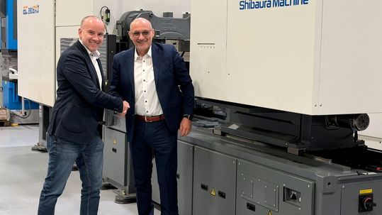 Dr Martin Kováčik, Executive Vice President Thermoplast Sales and Service EMEA at Shibaura Machine LWB, and Tomaž Rihtaršič, Managing Director of Triproject Bled, have agreed on a partnership covering Croatia and Slovenia with immediate effect.(Source:  Shibaura Machine LWB)