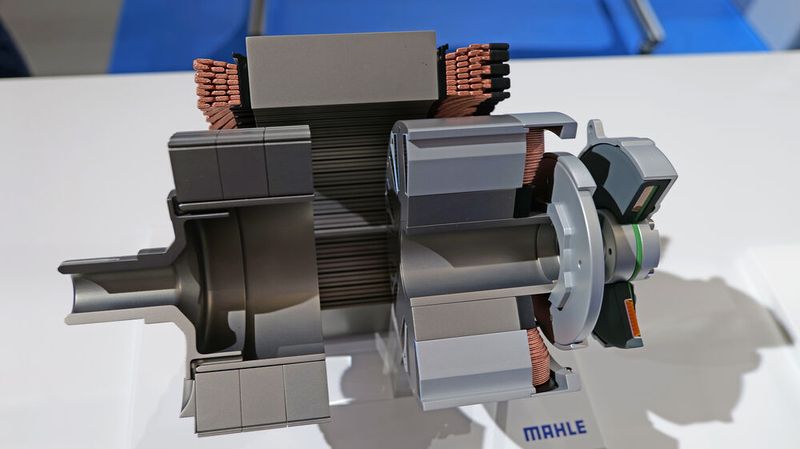 Für Elektromotoren bietet Mahle ein Baukastensystem, bei dem die Rotoren entweder permanent erregt (links) oder fremderregt sein können. Das Besondere ist ein ausgefeiltes Kühlkonzept, das hohe Dauerleitungen ermöglicht. (Bild: Schmidt – VCG)
