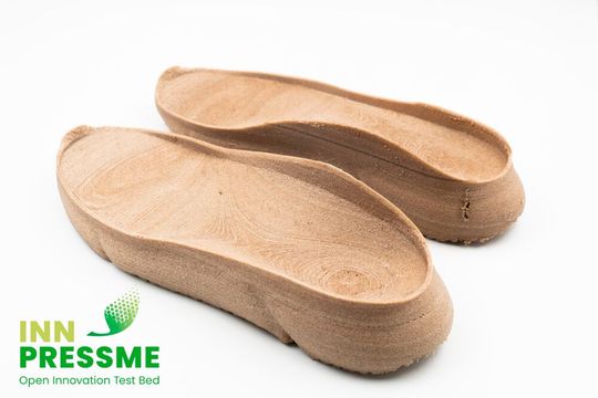 Das sind per additiver Fertigung hergestellte Schuhsolen. Diese wurden am Fraunhofer ISC in Würzburg mit einer antimikrobiellen Ormocer-Schicht versehen. Dieser und noch weitere Erfolge konnten im Rahmen des Projekts Inn Pressme erreicht werden ...(Bild:  ISC / Victor)