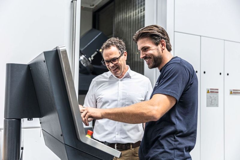 Zwei, die sich gut verstehen: Daniel Bischof (rechts), Produktionsleiter bei Lingenhöle, und Joachim Schütz, Heller-Kundenbetreuer für Österreich und Schweiz. Laut dem Produktionsleiter war die Heller-Servicestrategie ein wichtiger Entscheidungsgrund für den Kauf der Heller F 6000. Diese basiert nämlich auf der direkten Kommunikation mit dem immer gleichen Gesprächspartner.  (Bild: Heller)