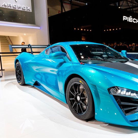 Neuling Arcfox: Der chinesische Autobauer BAIC hat eine elektrische Premiumlinie vorgestellt. Ein Teil davon ist dieser bis zu 1.600 PS starke Elektrorenner Arcfox GT.(Bild:  Gims/Messe Genf)