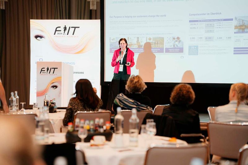 Und direkt im Anschluss, warf Carolin de Lorenzi (Director Workplace Solution Sales & Development bei Computacenter) die drei großen C’s in den Raum: „Wir können Zukunft! Change, Courage und Connectivity“ (Bild: Manuel Emme)