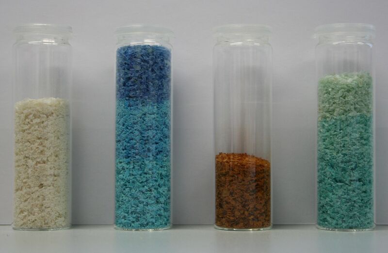Abtrennung von Schwermetallen mit Chitosan als Flockungsmittel: links reine Chitosan-flocken, daneben Chitosanflocken mit gebundenem Kupfer (blau), Eisen (rot) und Nickel (grün) (Bild: M. Mende/IPF Dresden)