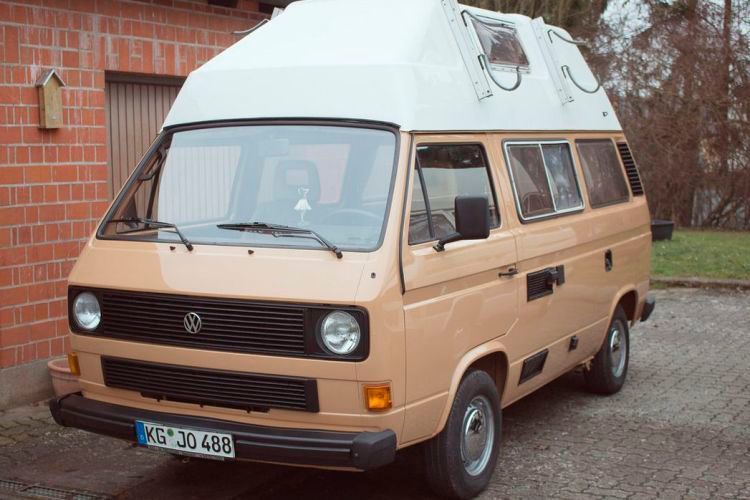 Bus „Ole“ verfügt nicht über einen Innenausbau von Westfalia, sondern von Reimo. Das bedeutet, er hat eine größere Küche, was sich beim Volumen des Kühlschranks und mit größerem Stauraum bemerkbar macht. Mit seinen zwei Surfbretthaltern ist er der perfekte Begleiter für alle Wellenreiter.  (Maiores Photographie )