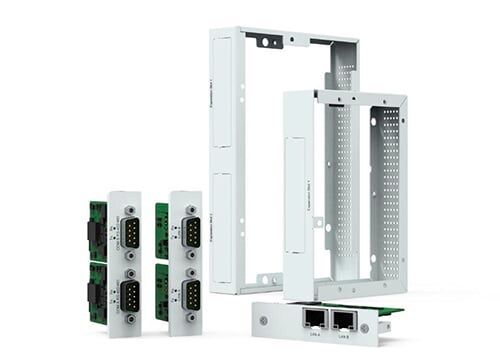 Erweiterungsgehäuse mit 2 Steckplätzen (oben in der Mitte) und 1 Steckplatz (oben rechts) für WAGO-Edge-Computer mit den unten abgebildeten beispielhaften Erweiterungsmodulen, darunter RS-422/485 (links), CAN (Mitte) und Ethernet (rechts).(Bild:  Wago)