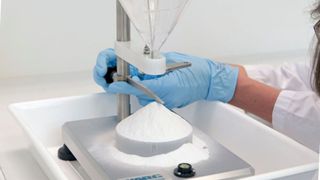Die Fließfähigkeit des Pulvers bestimmt die Packungsdichte eines Pulverbettes und damit die Qualität eines additiv gefertigten Bauteils. (Bild: BAM)