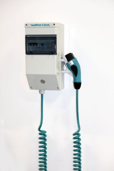Als Wallbox oder E-Boxx bezeichnet man Versorgungseinheiten zur Wandmontage für Elektrofahrzeuge. Hier eine spiralisierte Ladeleitung von den Walther-Werken. (Archiv: Vogel Business Media)