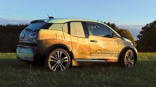 Bis Ende 2023 konnten E-Auto-Käufer beim Bundesamt für Wirtschaft und Ausfuhrkontrolle (BAFA) einen Antrag auf den Umweltbonus stellen. Den stoppte die Bundesregierung plötzlich. Seither befindet sich der Absatz von E-Autos im Sinkflug. (Bild: BAFA)