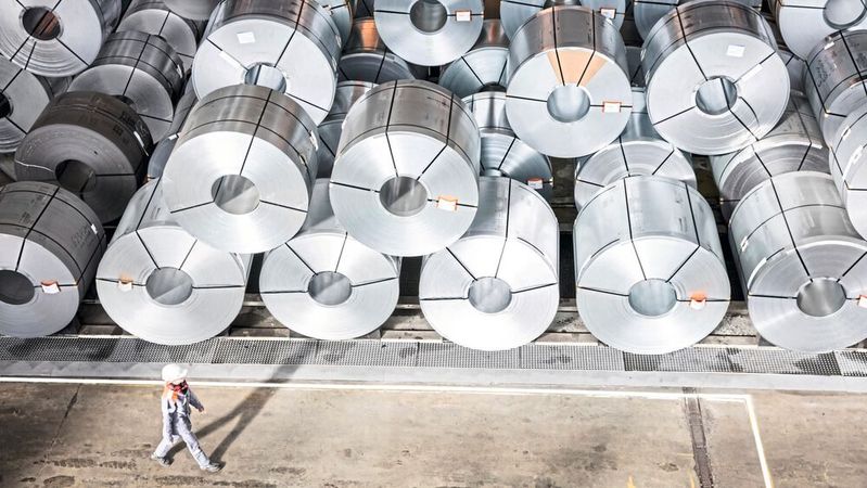 Eine Mitarbeiterin der Salzgitter AG vor dem Coillager.(Bild:  Salzgitter AG)